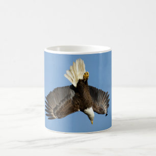 Bald-Adler taucht ins Wasser Tasse