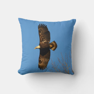 Bald-Adler über Bäumen Kissen