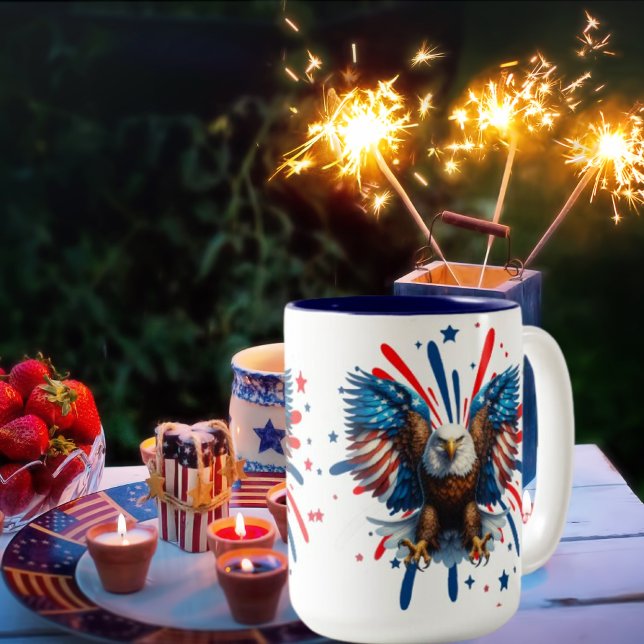 Bald Adler und lebendige US Flagge Tasse (This mug adds a bold touch to your morning routine or 
 Patriotic dinnerware collection.)