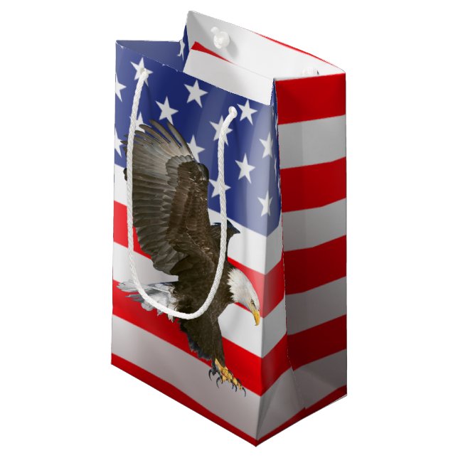 Bald Eagle auf amerikanischer Flagge Kleine Geschenktüte (Vorderseite Schrägansicht)