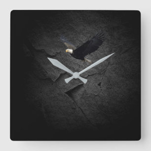 Bald Eagle auf schwarzem Felsen Quadratische Wanduhr