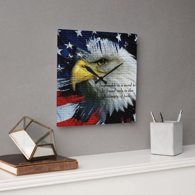 Bald Eagle Kopf mit amerikanischer Flagge hinter i Quadratische Wanduhr (Büro)