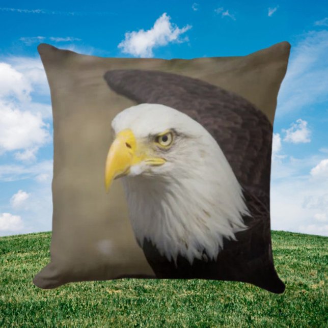 Bald Eagle Power – Bold Statement Throw Pillow Kissen (Von Creator hochgeladen)