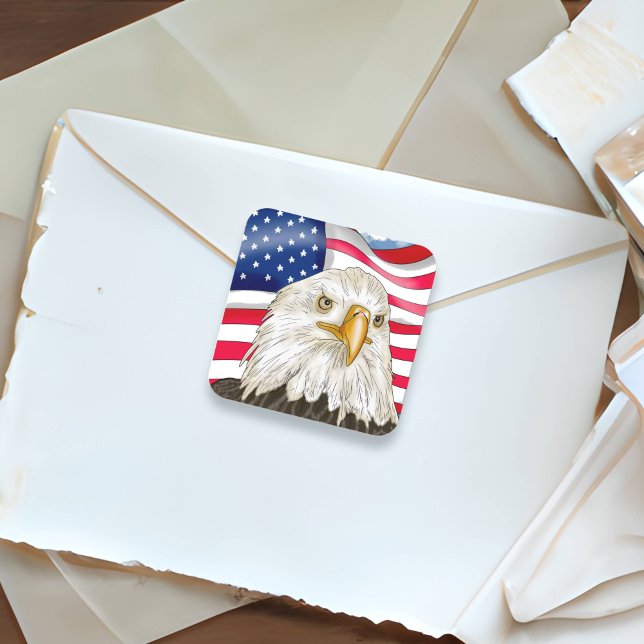 Bald Eagle vor der amerikanischen Flagge Patriotis Quadratischer Aufkleber (Von Creator hochgeladen)