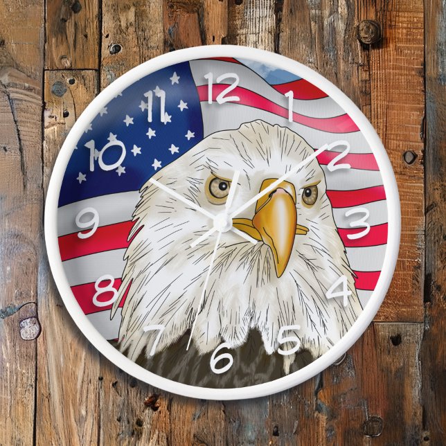 Bald Eagle vor der amerikanischen Flagge Patriotis Uhr (Von Creator hochgeladen)