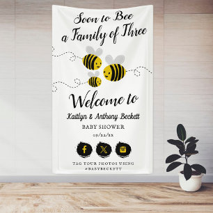 Bald Eine Familie Mit Drei Babyparty Banner