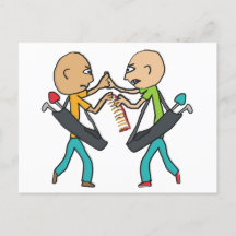 Bald-Golfer, die über einen Kamm streiten