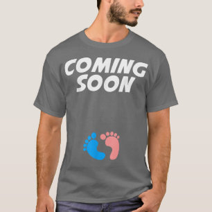 Bald kommen Babydesigns für Schwangerschaftsgesche T-Shirt