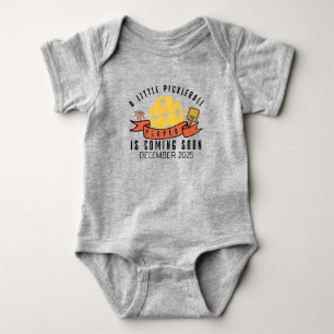 Bald kommt ein kleiner Pickleball-Spieler Baby Strampler
