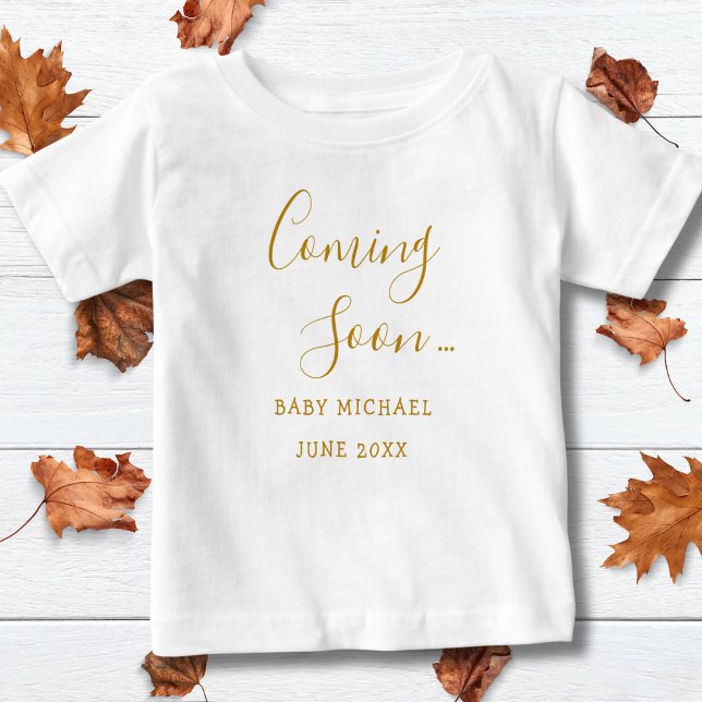 Bald kommt Gold Script Schwangerschaft Ankündigung Baby T-shirt (Von Creator hochgeladen)