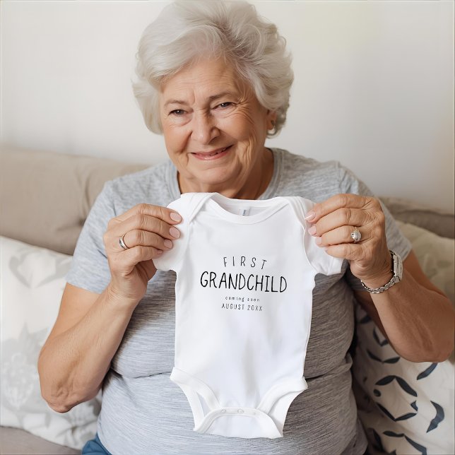 Bald neue Großeltern Date Baby Ankündigung Baby Strampler (Happy and fun baby pregnancy announcement to their grandmother as first grandchild.  )