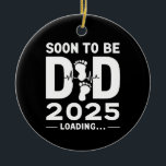 Bald Vater nach 2025 neuer Papa zu sein Keramik Ornament<br><div class="desc">Bald Vater nach 2025 neuer Papa zu sein</div>