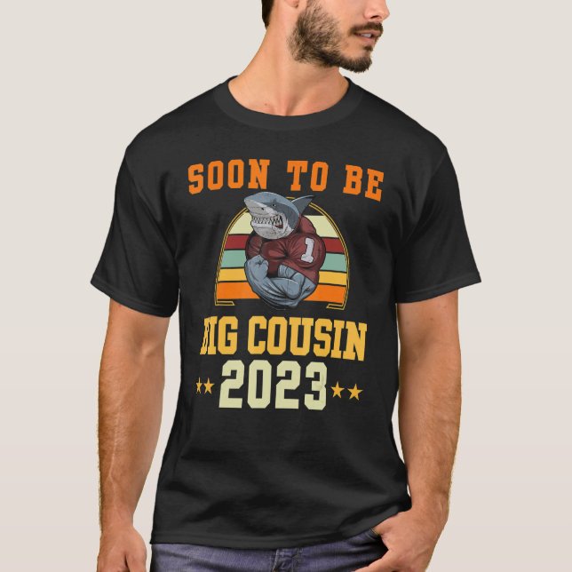 Bald wird Cousin 2023 wird ein großer Cousin 20 T-Shirt (Vorderseite)
