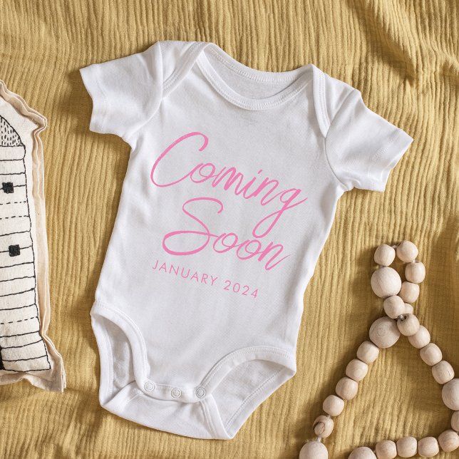 Bald wird die neue Baby Girl Ankündigung erscheine Baby Strampler (Von Creator hochgeladen)