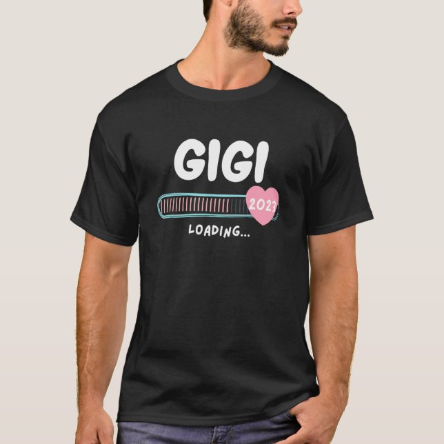 Bald wird Gigi 2023 Ladung in Progress Family T-Shirt (Vorderseite)