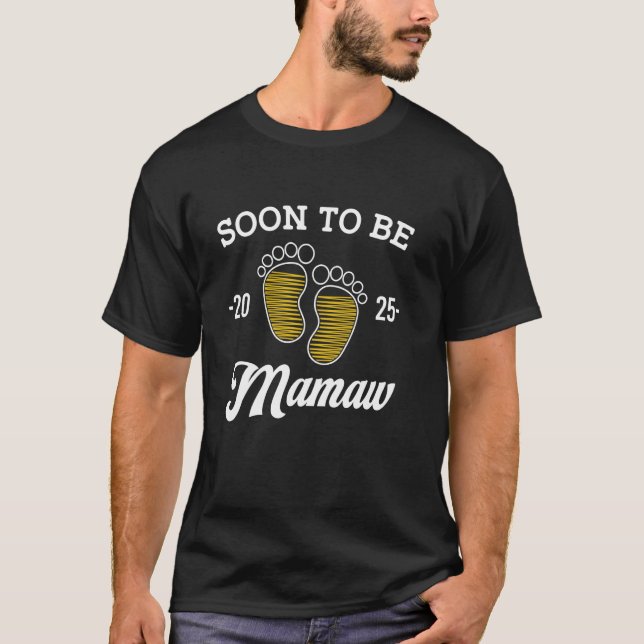 Bald wird Mamaw Est 2025 Laden Baby Footprint T-Shirt (Vorderseite)