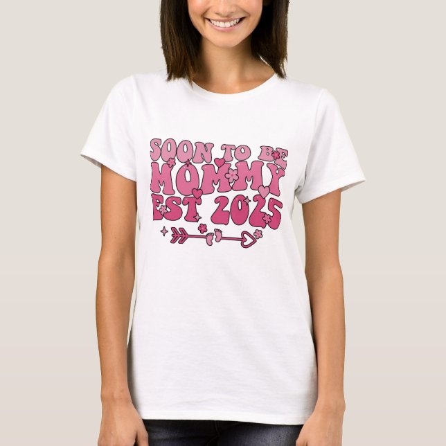 Bald wird Mommy 2025 Groovy Mama Est 2025 erwarten T-Shirt (Vorderseite)