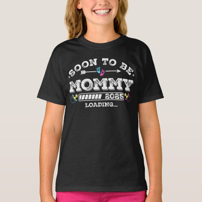 Bald wird Mommy 2025 Ladeschön sein T-Shirt (Vorderseite)