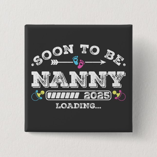 Bald wird Nanny 2025 Loading Square Button sein (Vorderseite)