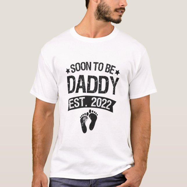 Bald wird Papi 2022 Neues Geborenes Baby Geschenk T-Shirt (Vorderseite)