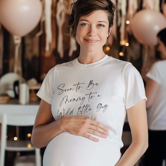 Bald zu Mommy zu einem wilden kleinen Typ, Mama zu T-Shirt (Soon to Be Mommy to a Wild Little Guy. Baby Guy Shower T-shirt.)