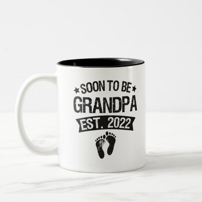 Bald zu Opa 2022 Neues Geborenes Baby Geschenk Zweifarbige Tasse (Links)