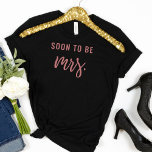 Bald zu sein Frau Bachelorette Bride T Shirt<br><div class="desc">Bald zu Frau Bachelorette Bride T Shirt. Einfach lustiger Text,  der sich gut an einen Junggeselinnen-Abschied mit passenden Shirts anpasst.</div>