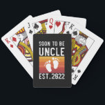 Bald zu Uncle Est 2022 neues Onkel Funny Geschenk Spielkarten<br><div class="desc">Bald zu sein Onkel Est 2022 Neuer Onkel Funny Geschenk Onkel zu sein, neuer Onkel,  Schwangerschaft,  Ankündigung,  Geschenkideen,  neues Baby,  Schwangerschaft offenbaren, Geschlecht offenbaren, zum Onkel befördert, Väter Tag, schwanger, lustig, Geschenk, Babydusche, Vintag, Retro, Mutterschaft, Erwartung, lustige, Geschenke</div>