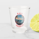 Bali Indonesia Retro Distressed Circle Schnapsglas<br><div class="desc">Bali Retro Vektor Reise Design. Bali ist eine Insel in Südostasien,  die für ihre Strände,  Tempel und Kultur bekannt ist. Es ist auch Zuhause für das Meeresleben,  Safariparks und Kunst.</div>