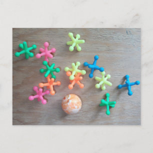 Ball mit farbigen Jacken, die an Bord geworfen wer Postkarte