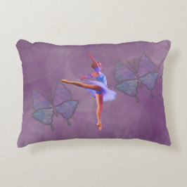 Ballerina in Arabeske-Position in Lila und in Dekokissen