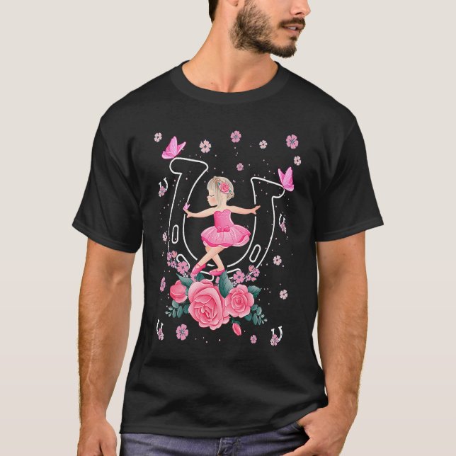 Ballerina in tutu dancing in horseshoe girls' ball T-Shirt (Vorderseite)