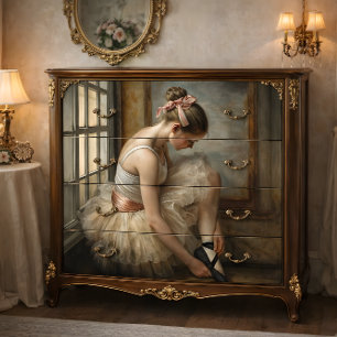 Ballerina mit Vintage-Rosafarbenem Schleifchen am Seidenpapier
