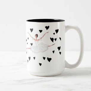 Ballerina-springendes Tanzen zwischen schwarzen Zweifarbige Tasse