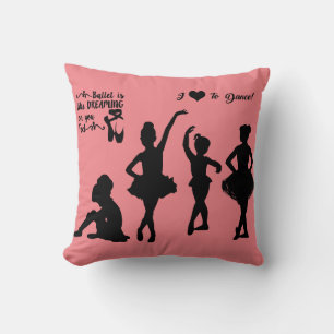 Ballerina wirft Kissen in rosa und schwarz.