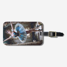 Balletttänzer in einem blauen Tutu