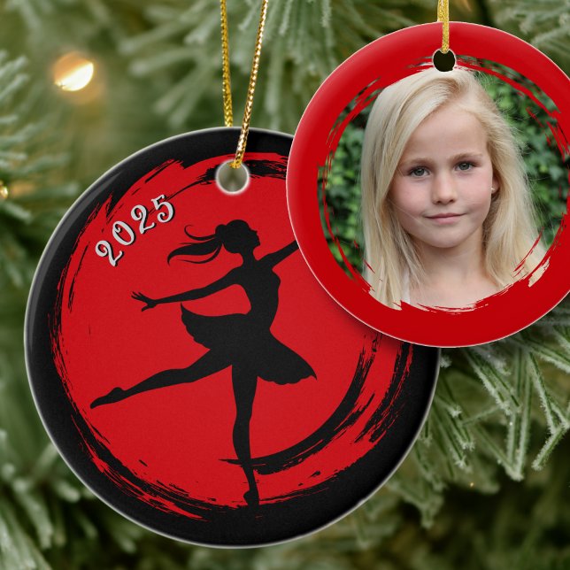Balletttänzerin datiertes schwarz-rotes Foto-Ornam Keramik Ornament (Von Creator hochgeladen)