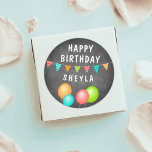 Balloon Bunting Flag Chalkboard Kid Birthday Runder Aufkleber<br><div class="desc">Niedliche Ballon Jagdfahne Khalkboard Kid Geburtstag Aufkleber. Niedliche Geburtstag-Aufkleber für die Geburtstagsfeier der Kinder. Farbenfrohe Ballons und die bunten Fahnen sind auf einem grauen Wandschrank. Personalisieren Sie Ihre persönlichen Daten mit dem Namen Ihres Kindes.</div>