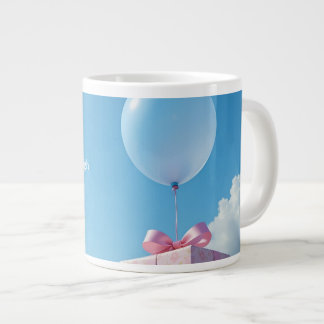 balloon with present in blue sky Jumbo-Tasse