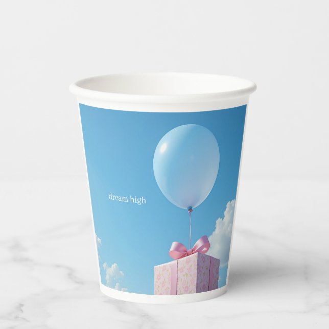 balloon with present in blue sky pappbecher (Vorderseite)