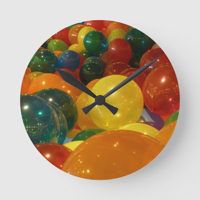 Balloons Farbiges Party Design Runde Wanduhr (Vorderseite)