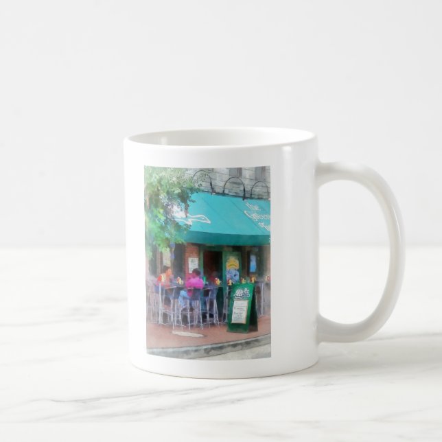 "Baltimore - Happy Hour in Fells Point": Fine Art Tasse (Rechts)