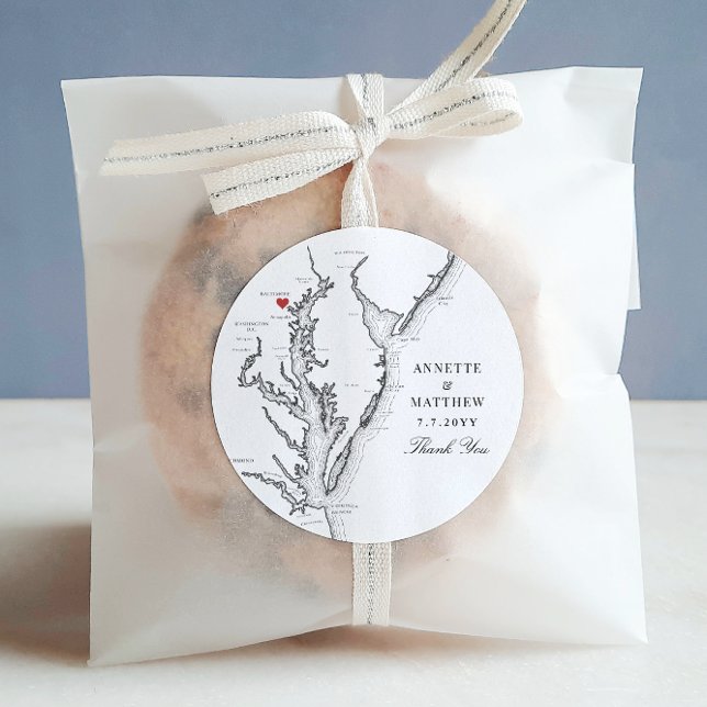 Baltimore Maryland Schwarz-weiße Gastgeschenk Hoch Runder Aufkleber (Baltimore MD Wedding Favor Sticker with Elegant black and white Chesapeake Bay map)