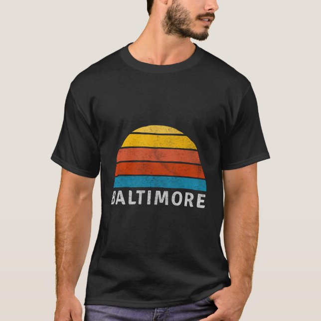 Baltimore Retro Sunset Design T-Shirt (Vorderseite)
