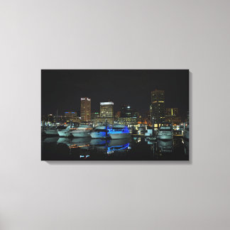 Baltimore Skyline und Boote in der Nacht Leinwanddruck