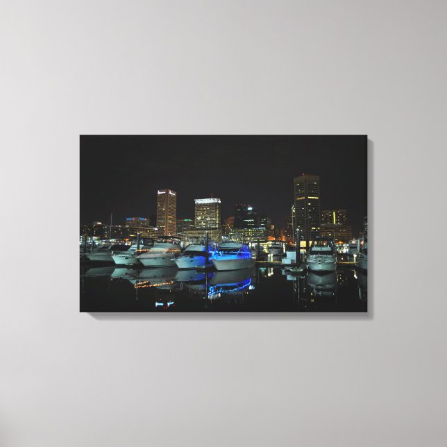 Baltimore Skyline und Boote in der Nacht Leinwanddruck (Vorderseite)