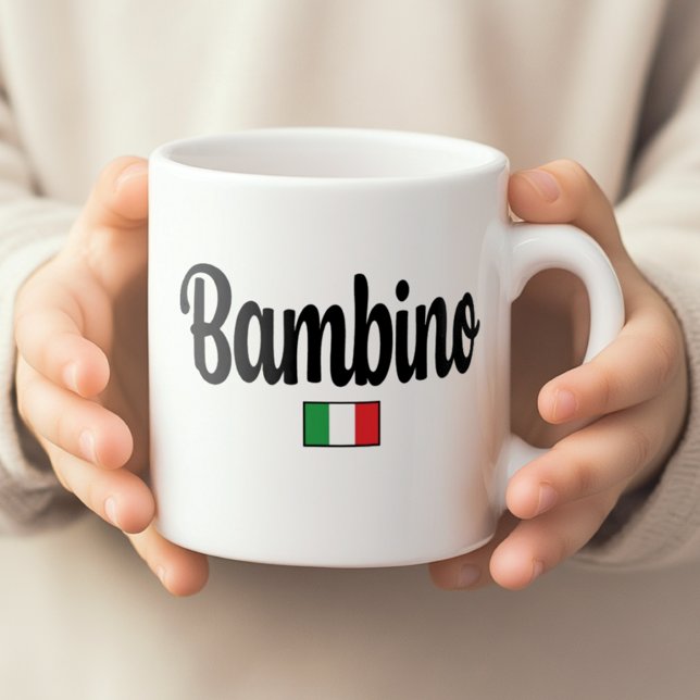 Bambino Italienische Flagge Tasse (Child's hands holding white Bambino mug with Italian flag. Great Baby Shower gift for expecting boy)