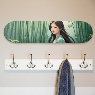 Bambuswald mit asiatischer Frau Skateboard