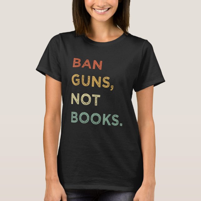 Ban Guns Not Books Retro Read Banned Books Lover T-Shirt (Vorderseite)