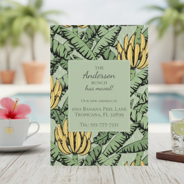 Banana Bunch Neue Ankündigungskarten für die Adres Mitteilungskarte (Modern We've Moved New Address Card. Chic Tropical Yellow Banana Bunch & Leaves Pattern in Green)